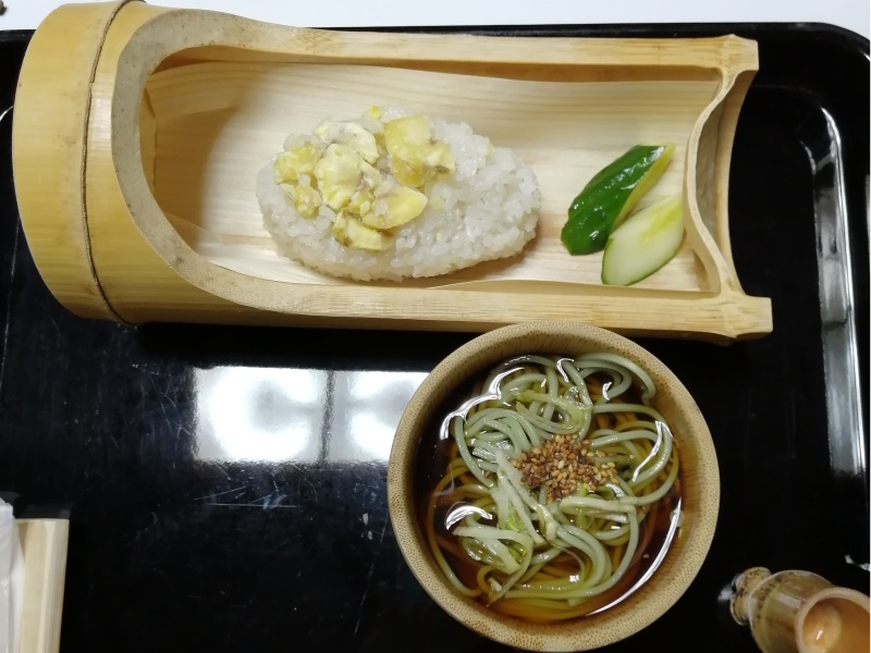 精進料理シメの栗ご飯と蕎麦の写真