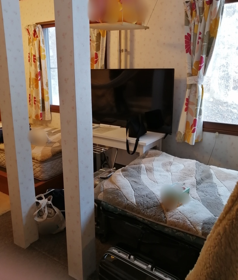 入口から撮ったペンションの部屋の画像