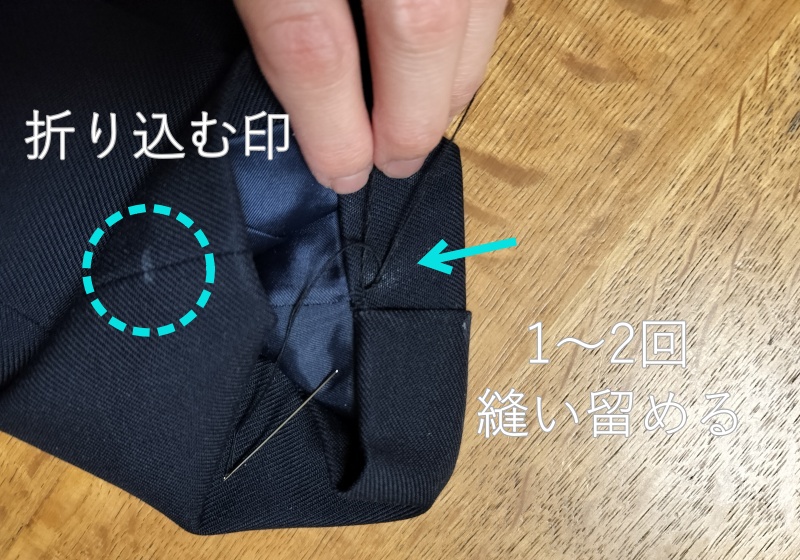 ブレザーの袖口を縫っている画像